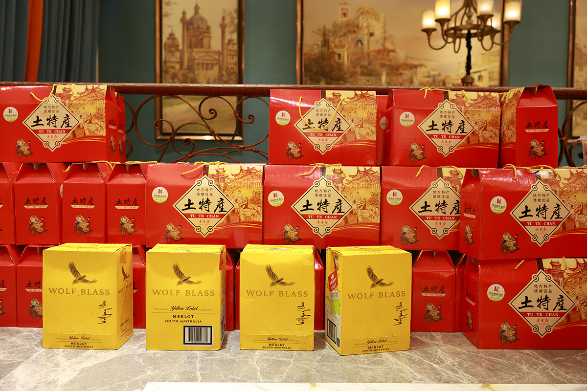華商建設集團辭舊迎新晚會，攜手同行，再創(chuàng)輝煌